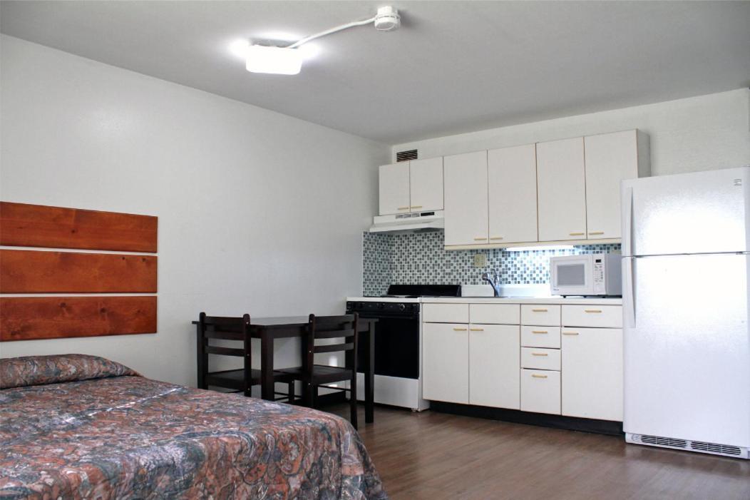 Mai'Ana Airport Plaza Aparthotel Tamuning Buitenkant foto